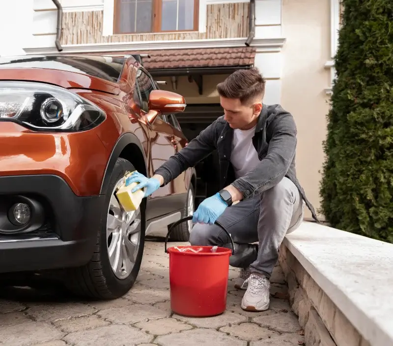 Lavage auto à domicile Prunay-Belleville : professionnel intervenant sur un véhicule